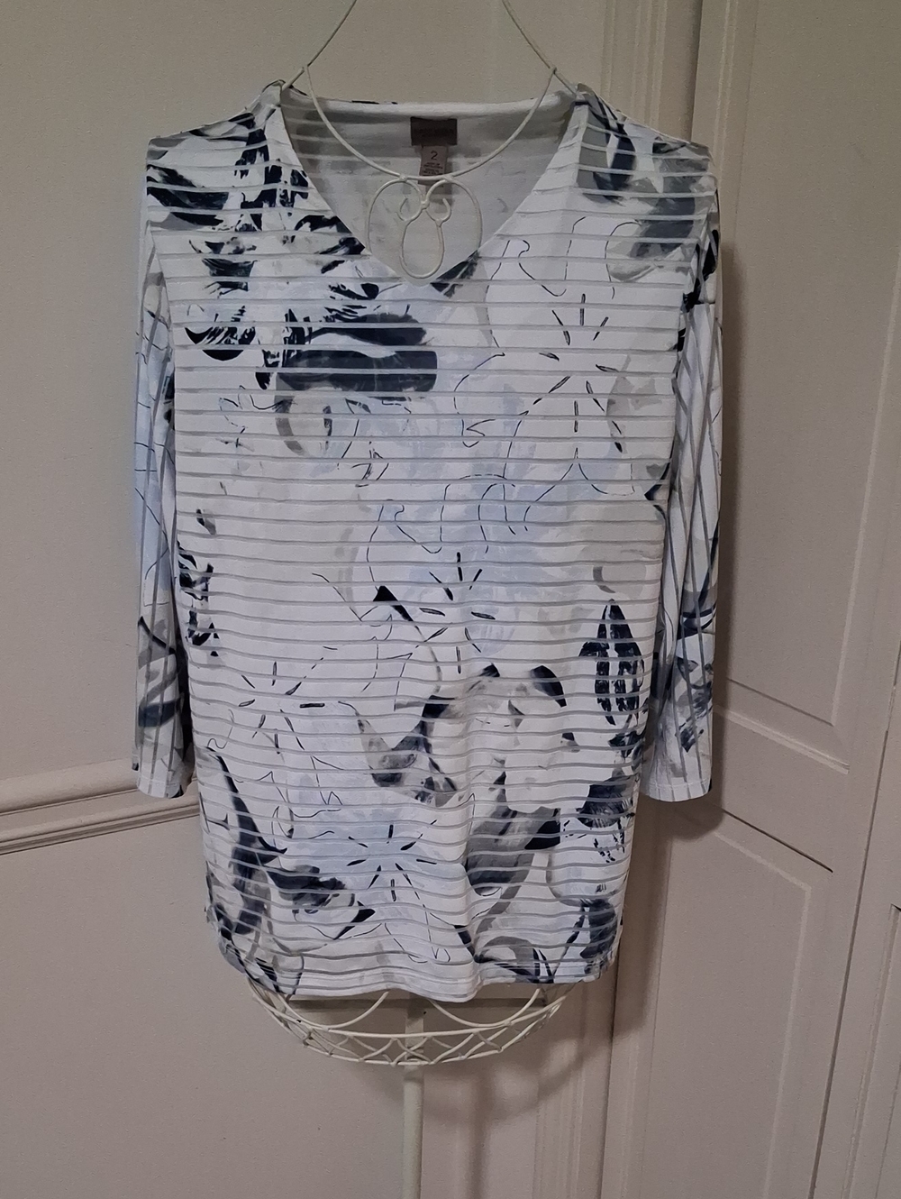 Women’s White & Navy Floral Stripe V-Neck Long Sleeve Top